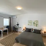 Anita 3 *