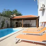 Anita 3 *