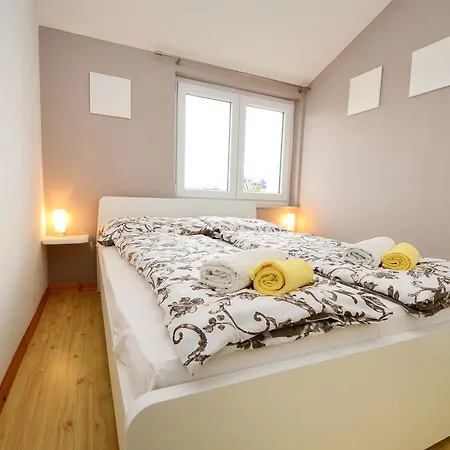 Anita 3 *